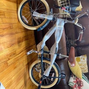 I’m selling a bike for a 6-7 years old . Used only one time but was to small.